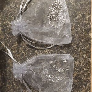 Simply Vera Vera Wang NWOT Silver Chained Necklace & Matching Drop Earrings